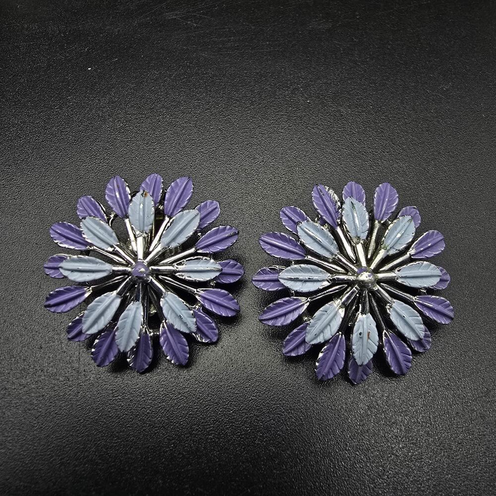 Purple Enamel Flower Clip On Earrings Vintager 1970s Costume Jewelry - Picture 4 of 5
